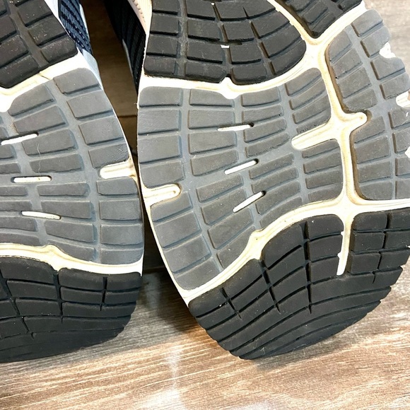 New Balance Women’s 860v10 Black and White Running Shoes - Picture 8 of 8